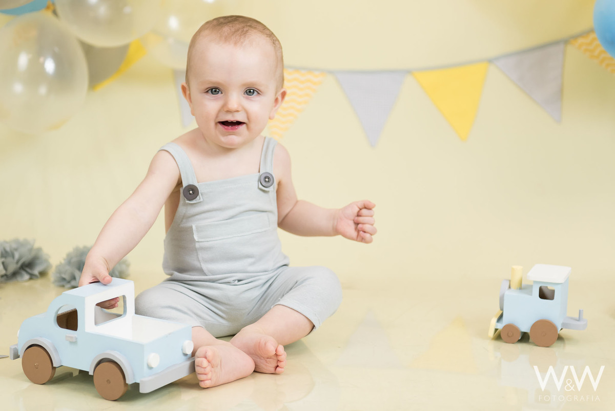 Smash the cake menino São Paulo em estúdio tons pastéis