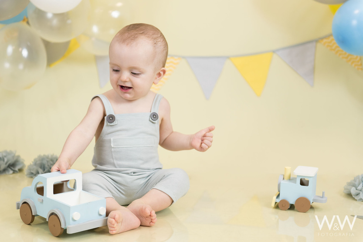 Smash the cake menino São Paulo em estúdio tons pastéis