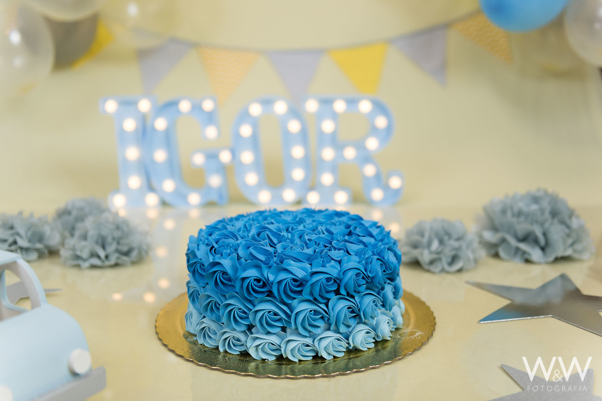 Smash the cake menino São Paulo em estúdio tons pastéis