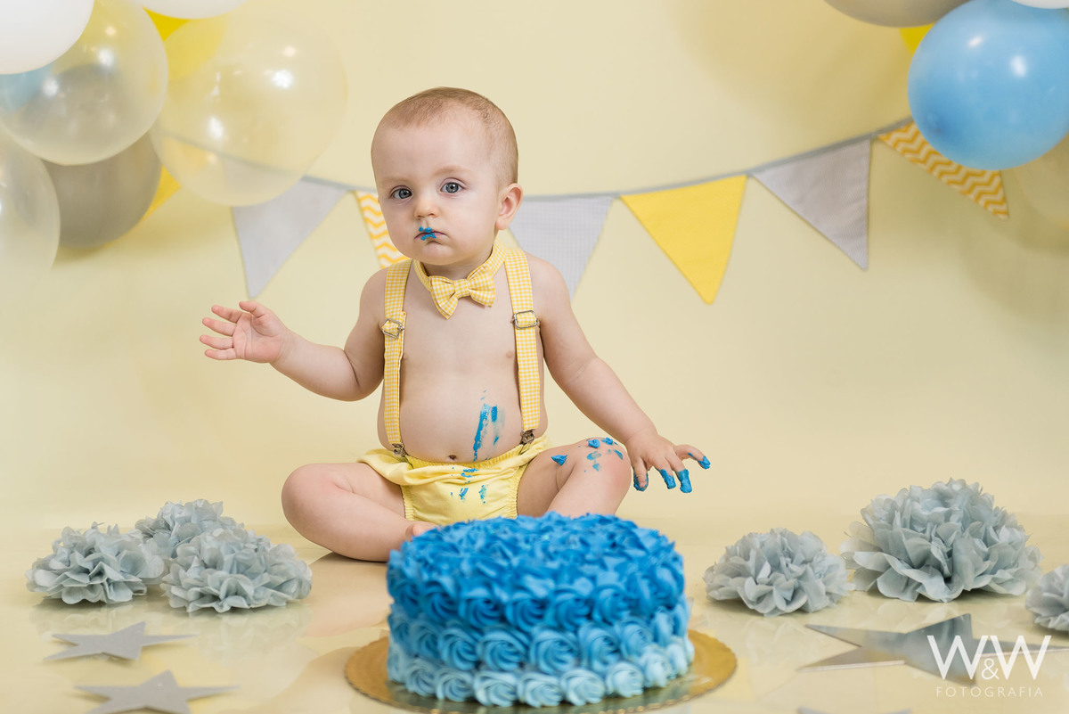 Smash the cake menino São Paulo em estúdio tons pastéis