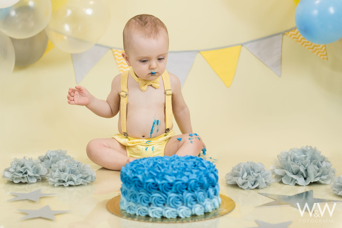 Smash the cake menino São Paulo em estúdio tons pastéis