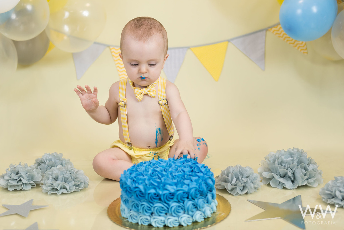 Smash the cake menino São Paulo em estúdio tons pastéis