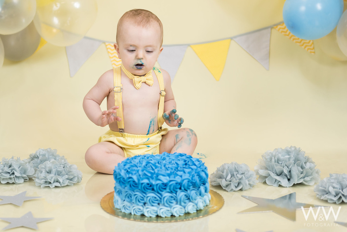 Smash the cake menino São Paulo em estúdio tons pastéis