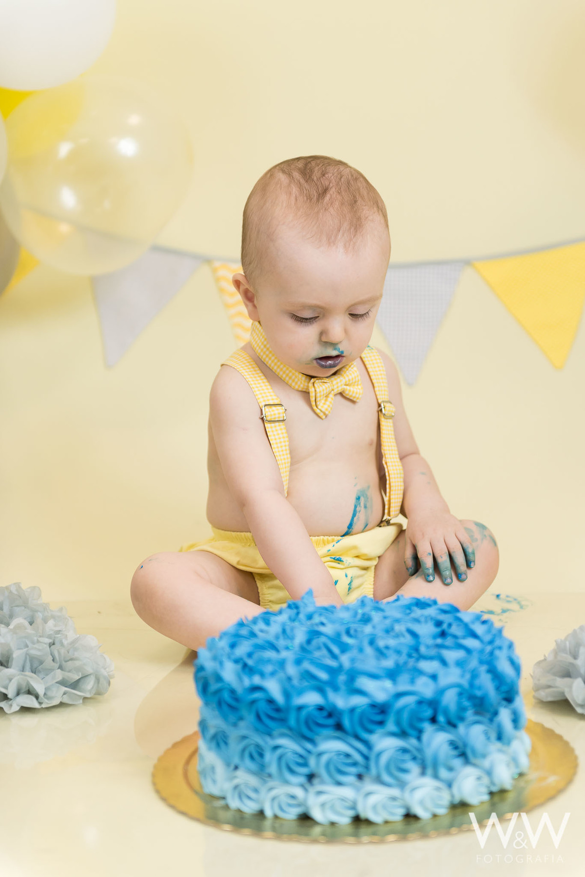 Smash the cake menino São Paulo em estúdio tons pastéis