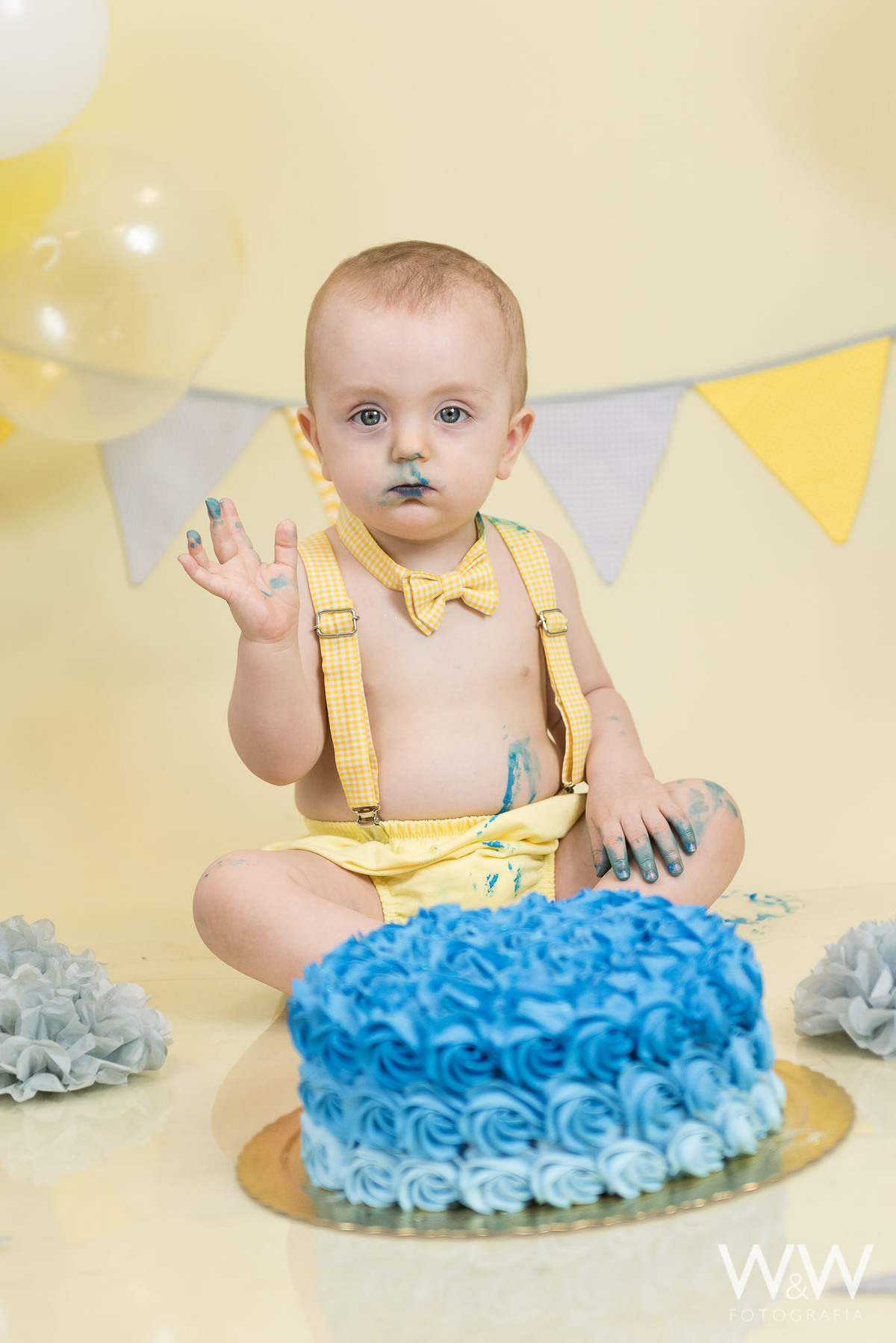 Smash the cake menino São Paulo em estúdio tons pastéis