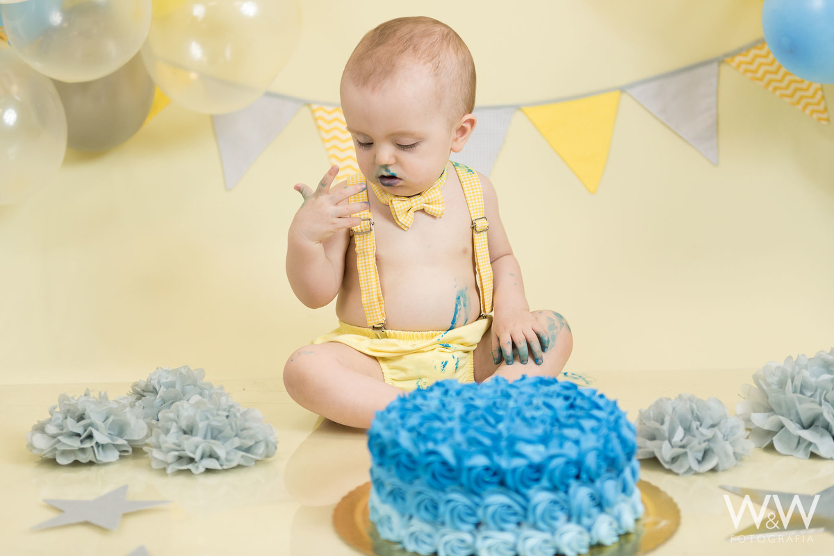 Smash the cake menino São Paulo em estúdio tons pastéis