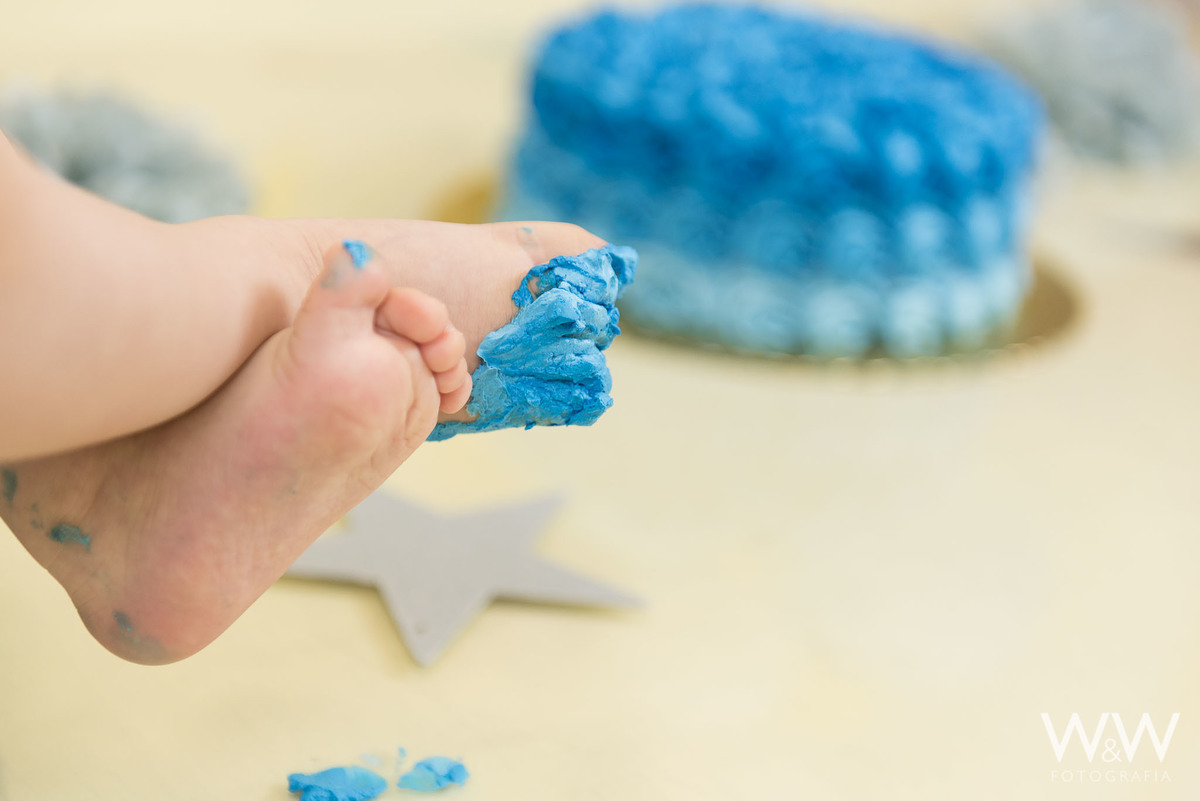 Smash the cake menino São Paulo em estúdio tons pastéis