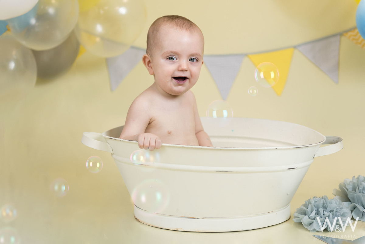 Splash menino hora do banho São Paulo em estúdio tons pastéis