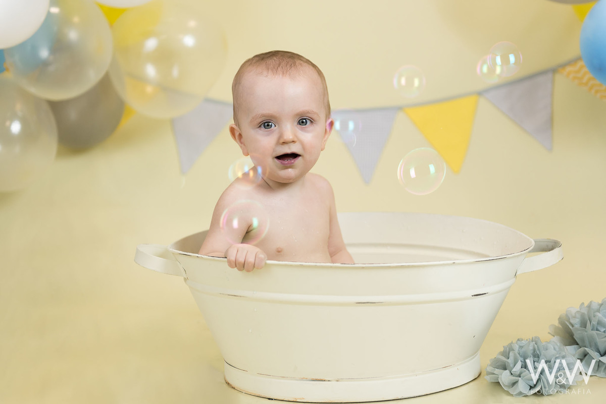 Splash menino hora do banho São Paulo em estúdio tons pastéis