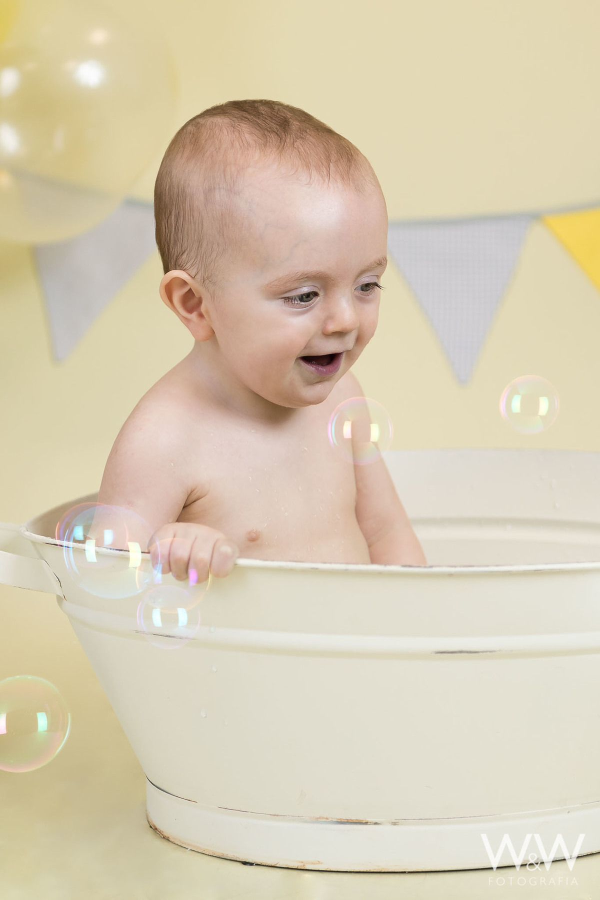 Splash menino hora do banho São Paulo em estúdio tons pastéis