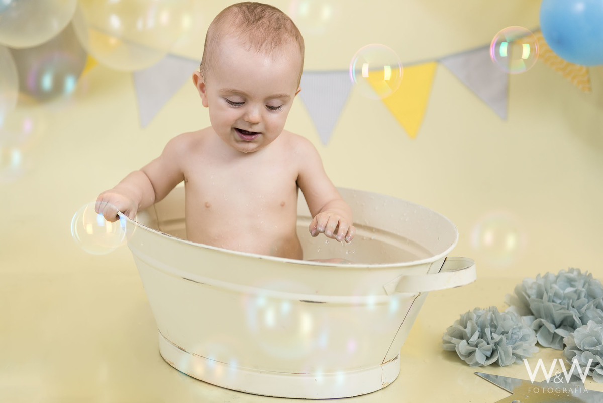 Splash menino hora do banho São Paulo em estúdio tons pastéis