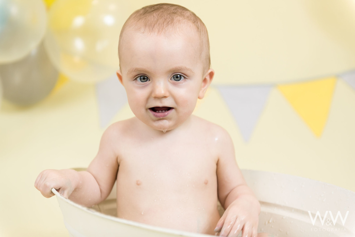Splash menino hora do banho São Paulo em estúdio tons pastéis