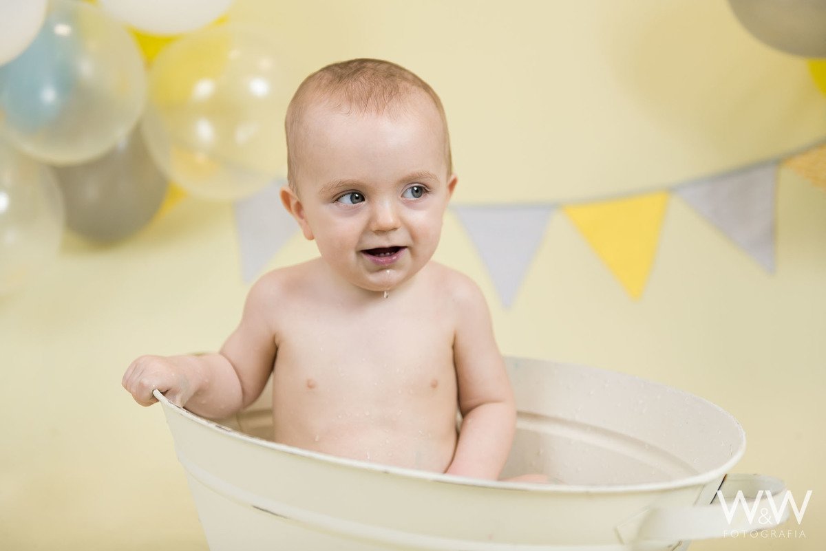 Splash menino hora do banho São Paulo em estúdio tons pastéis