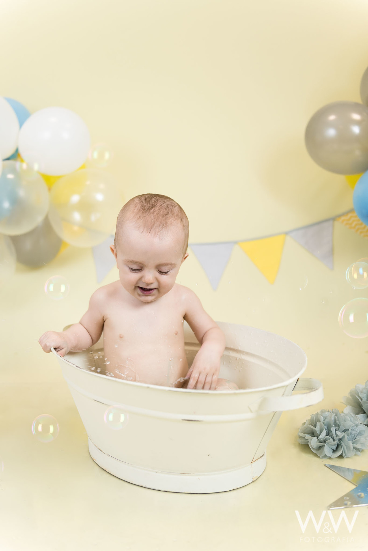 Splash menino hora do banho São Paulo em estúdio tons pastéis
