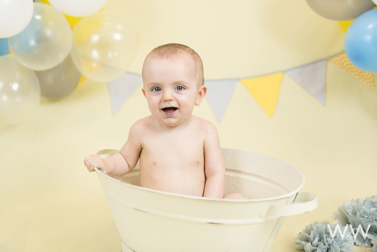 Splash menino hora do banho São Paulo em estúdio tons pastéis
