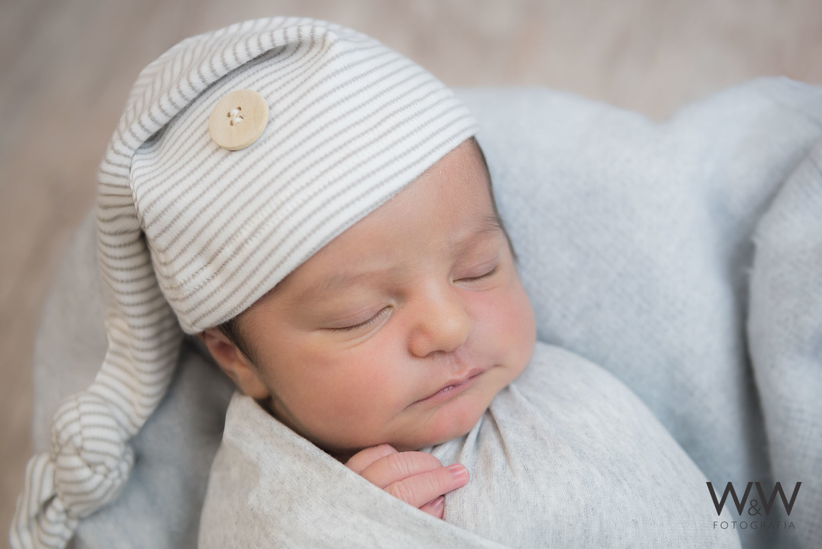 ensaio newborn menino estúdio wewfotografia são paulo tons de cinza
