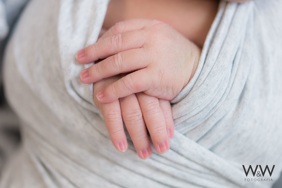 ensaio newborn menino estúdio wewfotografia são paulo tons de cinza