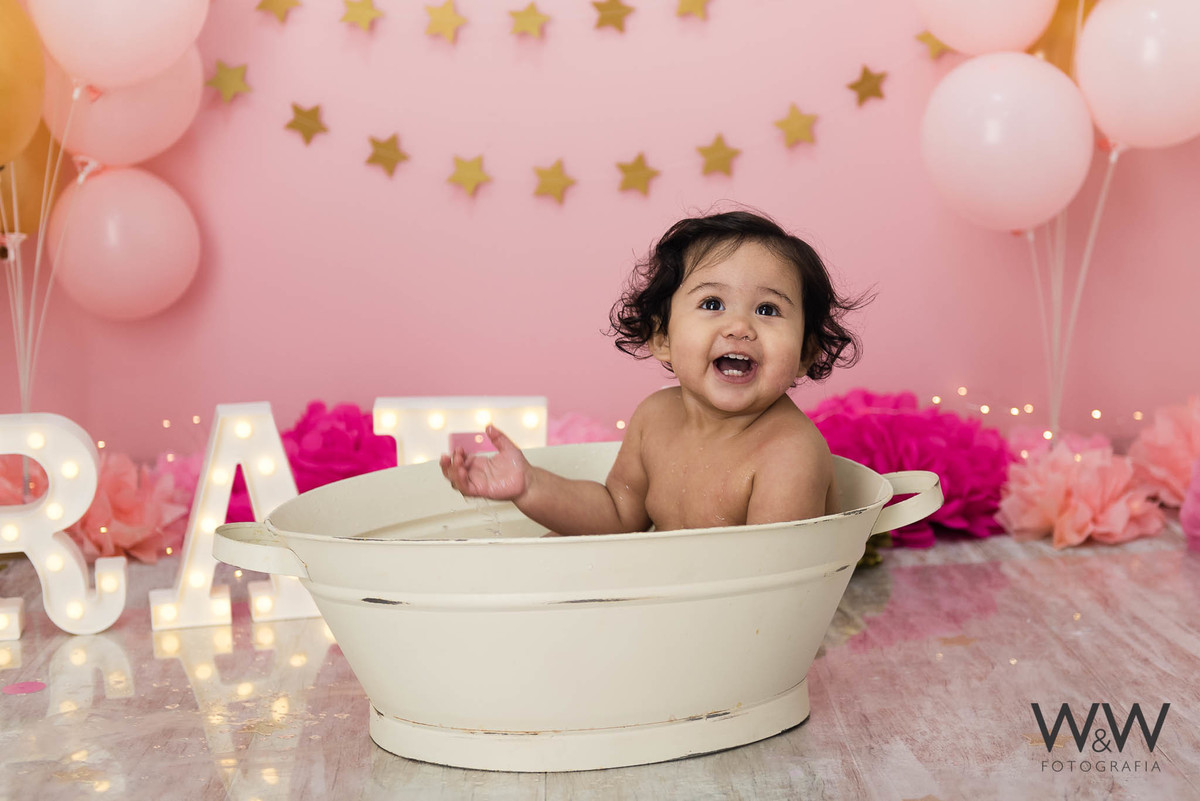 ensaio smash the cake cakesmash são paulo estúdio wewfotografia  wewfoto menina splash banho