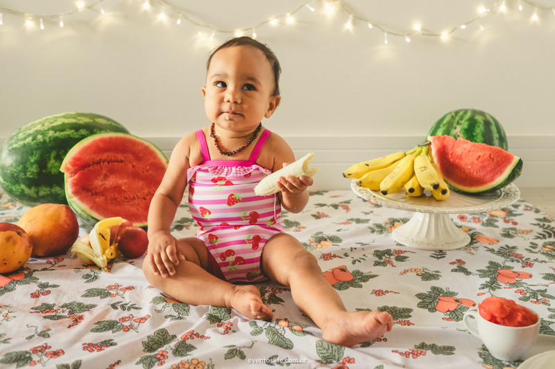 smash the fruit ensaio infatil primeiro ano elisa life fotografia espontanea comendo com as mãos
