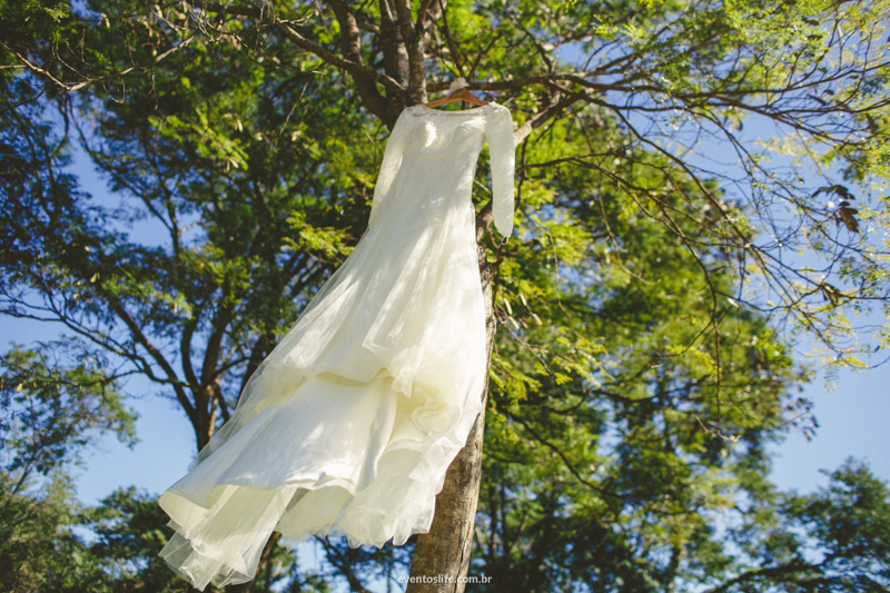 Fotografia de Casamento Larissa e Vinicius Life Fotografia Melhor fotografo de Sorocaba Villa Sansu Wedding DIY How I Met Your Mother Yellow Umbrella Guarda-chuva amarelo Vestido
