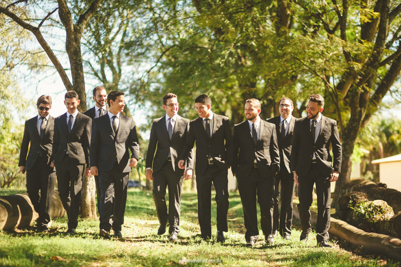 Fotografia de Casamento Larissa e Vinicius Life Fotografia Melhor fotografo de Sorocaba Villa Sansu Wedding DIY How I Met Your Mother Yellow Umbrella Guarda-chuva amarelo padrinhos no campo