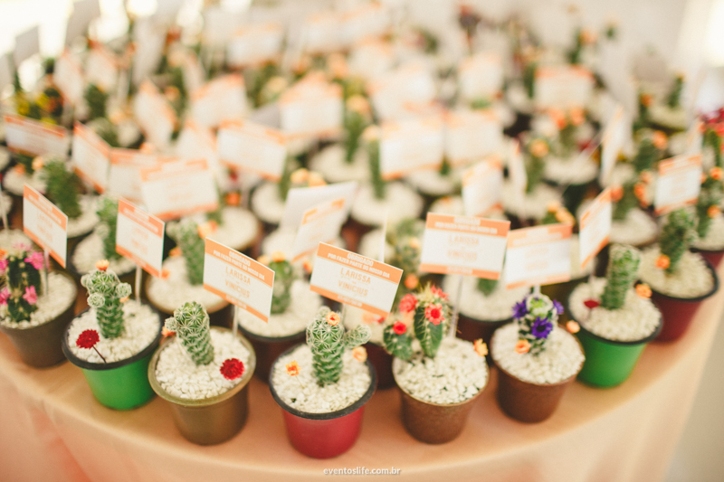 Fotografia de Casamento Larissa e Vinicius Life Fotografia Melhor fotografo de Sorocaba Villa Sansu Wedding DIY How I Met Your Mother Yellow Umbrella Guarda-chuva amarelo cactus lembracinha