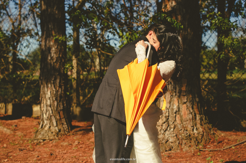 Fotografia de Casamento Larissa e Vinicius Life Fotografia Melhor fotografo de Sorocaba Villa Sansu Wedding DIY How I Met Your Mother Yellow Umbrella Guarda-chuva amarelo abraço