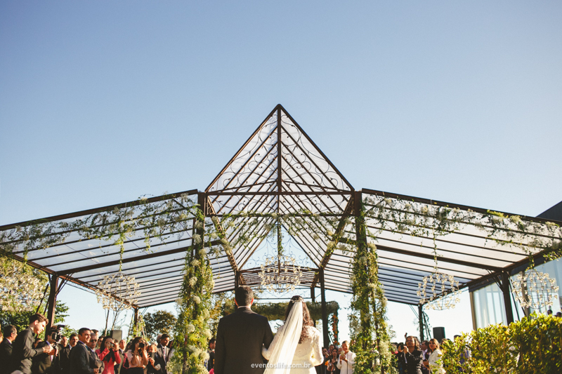 Fotografia de Casamento Larissa e Vinicius Life Fotografia Melhor fotografo de Sorocaba Villa Sansu Wedding DIY How I Met Your Mother Yellow Umbrella Guarda-chuva amarelo entrada da noiva