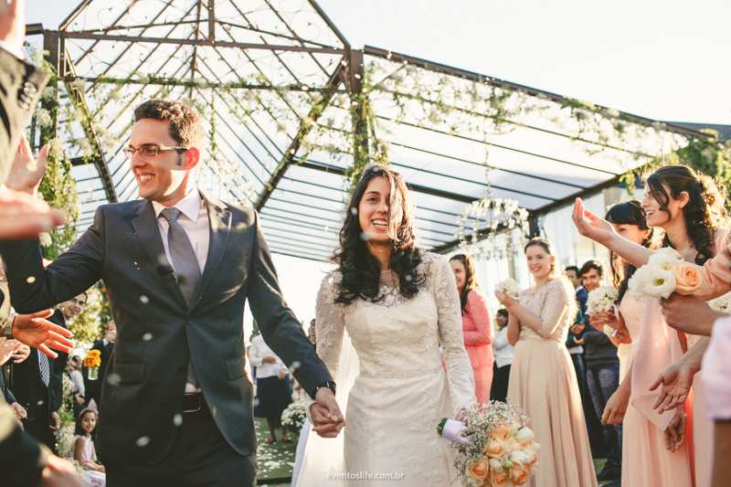 Fotografia de Casamento Larissa e Vinicius Life Fotografia Melhor fotografo de Sorocaba Villa Sansu Wedding DIY How I Met Your Mother Yellow Umbrella Guarda-chuva amarelo saída arroz chuva