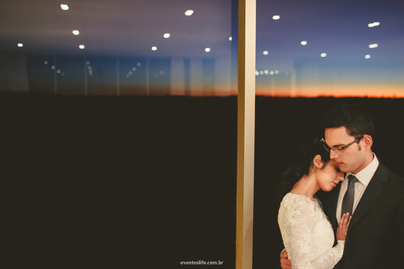 Fotografia de Casamento Larissa e Vinicius Life Fotografia Melhor fotografo de Sorocaba Villa Sansu Wedding DIY How I Met Your Mother Yellow Umbrella Guarda-chuva amarelo carinho