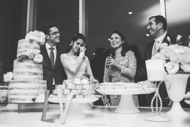 Fotografia de Casamento Larissa e Vinicius Life Fotografia Melhor fotografo de Sorocaba Villa Sansu Wedding DIY How I Met Your Mother Yellow Umbrella Guarda-chuva amarelo despedida brinde toast