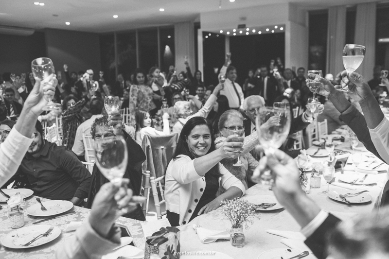 Fotografia de Casamento Larissa e Vinicius Life Fotografia Melhor fotografo de Sorocaba Villa Sansu Wedding DIY How I Met Your Mother Yellow Umbrella Guarda-chuva amarelo toast brinde convidados