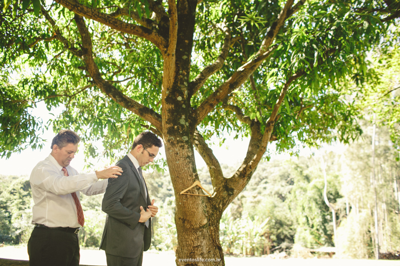 Fotografia de Casamento Larissa e Vinicius Life Fotografia Melhor fotografo de Sorocaba Villa Sansu Wedding DIY How I Met Your Mother Yellow Umbrella Guarda-chuva amarelo natureza