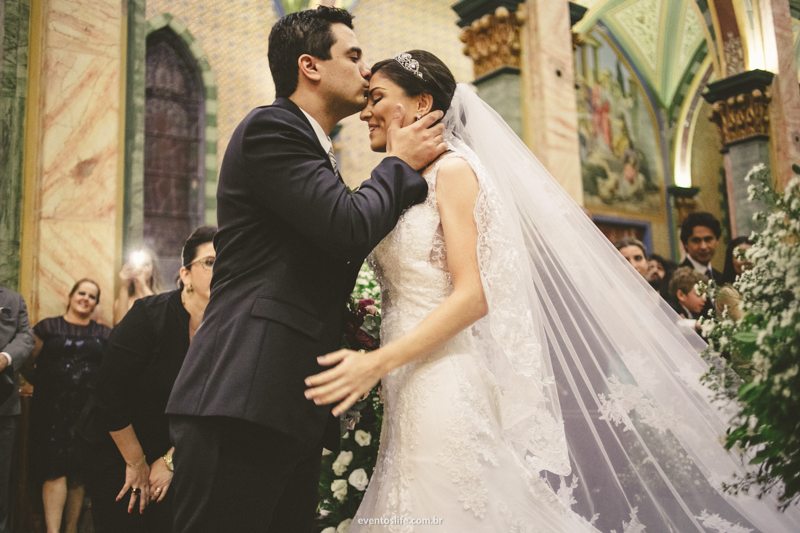 fotografia de casamento sorocaba daniele e evandro avaré alex oliveira cyndi omoto melhor fotógrafo de sp são paulo itu valinhos cerimonial angela fernandes cerimônia em igreja beijo carinhoso