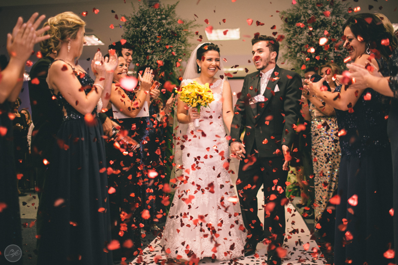 Life Fotografia de casamento Sorocaba Brasil Alex Oliveira Cyndi Omoto Ipanema Rafaelly e André saída dos noivos da cerimônia
