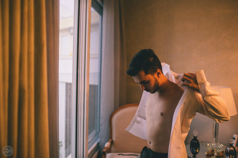 Life Fotografia de casamento Sorocaba Brasil Alex Oliveira Cyndi Omoto Ipanema Rafaelly e André Noivo se vestindo