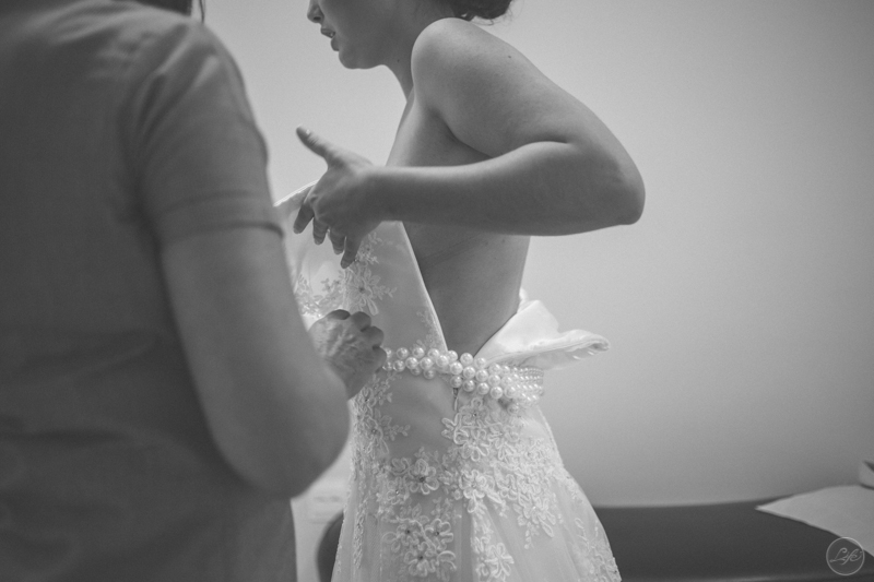 Life Fotografia de casamento Sorocaba Brasil Alex Oliveira Cyndi Omoto Ipanema Rafaelly e André Noiva colocando o vestido