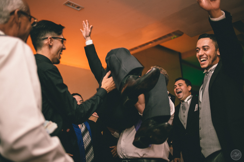 Life Fotografia de casamento Sorocaba Brasil Alex Oliveira Cyndi Omoto Ipanema Rafaelly e André Jogando o noivo para cima