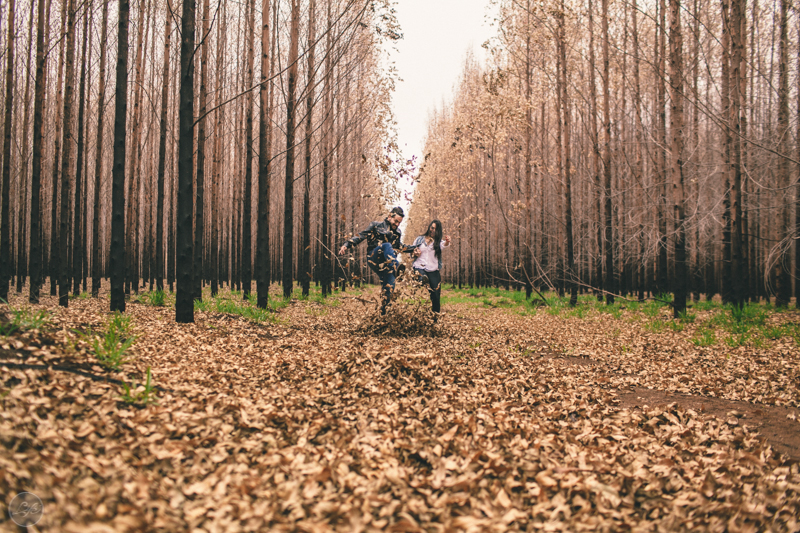 Sessão fotográfica, pré-wedding, fotos de casal, namorados, noivos, natureza, frio, life fotografia, fotografia criativa, ensaio Suzana e David, Capela da Penha, Votorantim, despojados
