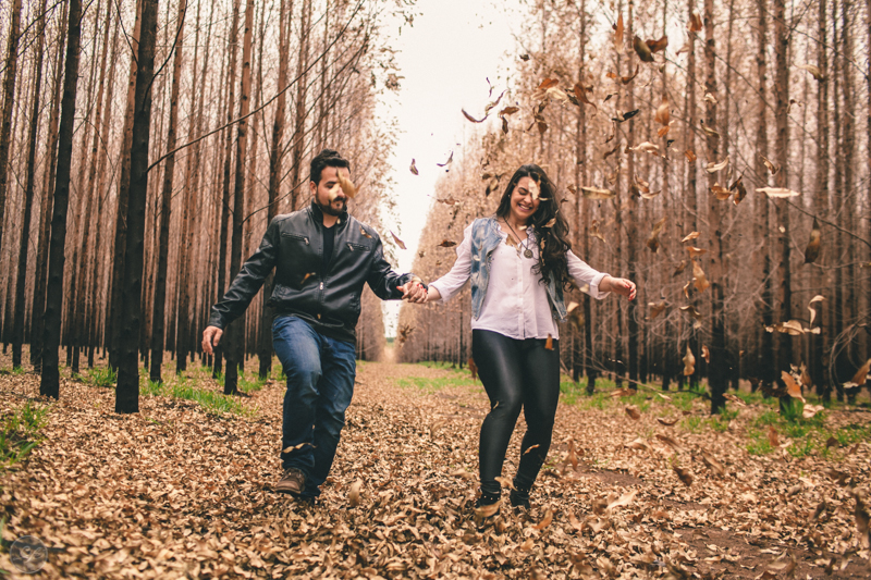 Sessão fotográfica, pré-wedding, fotos de casal, namorados, noivos, natureza, frio, life fotografia, fotografia criativa, ensaio Suzana e David, Capela da Penha, Votorantim, folhas secas, outono