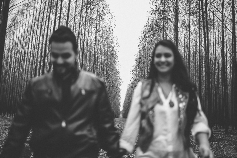 Sessão fotográfica, pré-wedding, fotos de casal, namorados, noivos, natureza, frio, life fotografia, fotografia criativa, ensaio Suzana e David, Capela da Penha, Votorantim, desfocada
