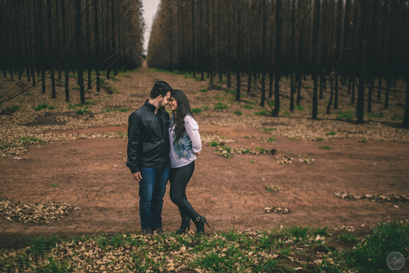 Sessão fotográfica, pré-wedding, fotos de casal, namorados, noivos, natureza, frio, life fotografia, fotografia criativa, ensaio Suzana e David, Capela da Penha, Votorantim, casal romântico