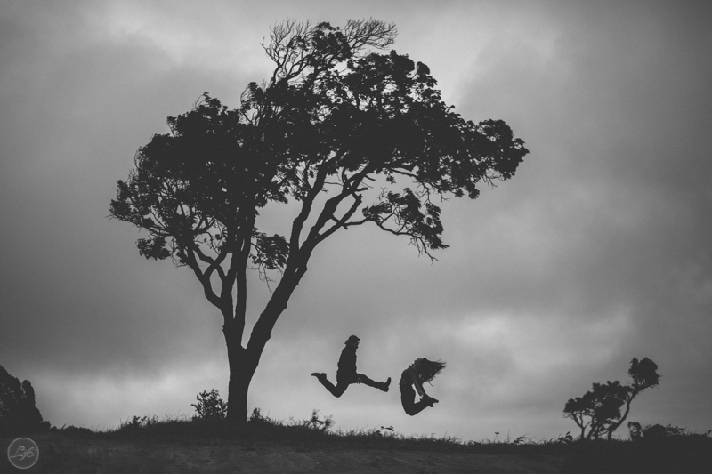 Sessão fotográfica, pré-wedding, fotos de casal, namorados, noivos, natureza, frio, life fotografia, fotografia criativa, ensaio Suzana e David, Capela da Penha, Votorantim, silhueta