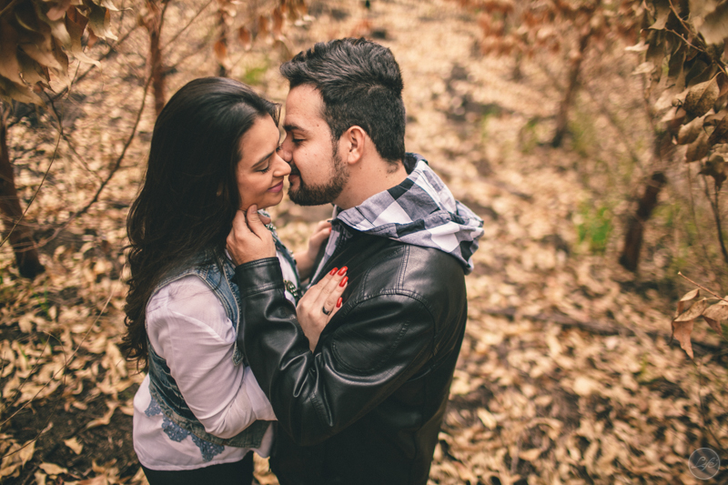 Sessão fotográfica, pré-wedding, fotos de casal, namorados, noivos, natureza, frio, life fotografia, fotografia criativa, ensaio Suzana e David, Capela da Penha, Votorantim, Romântico