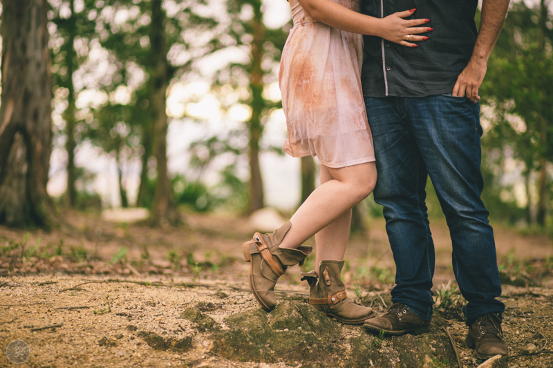 Sessão fotográfica, pré-wedding, fotos de casal, namorados, noivos, natureza, frio, life fotografia, fotografia criativa, ensaio Suzana e David, Capela da Penha, Votorantim, pés dos noivos