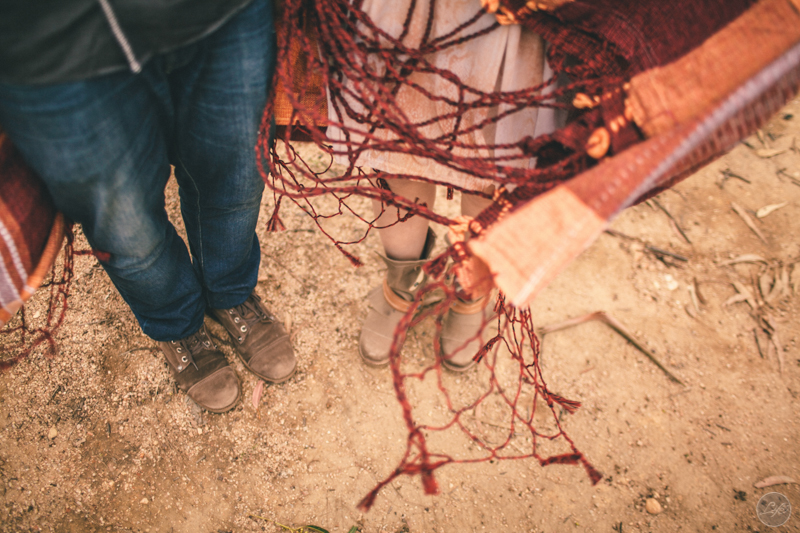 Sessão fotográfica, pré-wedding, fotos de casal, namorados, noivos, natureza, frio, life fotografia, fotografia criativa, ensaio Suzana e David, Capela da Penha, Votorantim, foto com movimento