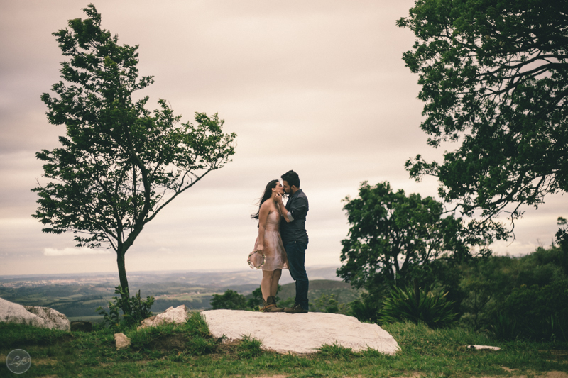 Sessão fotográfica, pré-wedding, fotos de casal, namorados, noivos, natureza, frio, life fotografia, fotografia criativa, ensaio Suzana e David, Capela da Penha, Votorantim, casal no alto da montanha