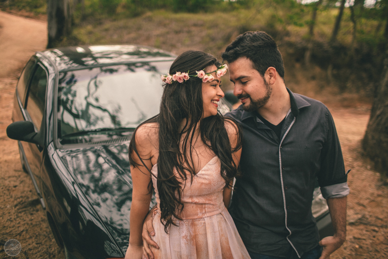 Sessão fotográfica, pré-wedding, fotos de casal, namorados, noivos, natureza, frio, life fotografia, fotografia criativa, ensaio Suzana e David, Capela da Penha, Votorantim, Coroa de flores