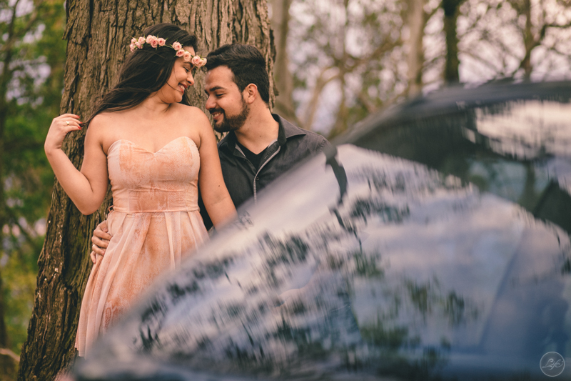 Sessão fotográfica, pré-wedding, fotos de casal, namorados, noivos, natureza, frio, life fotografia, fotografia criativa, ensaio Suzana e David, Capela da Penha, Votorantim, beijo no ombro