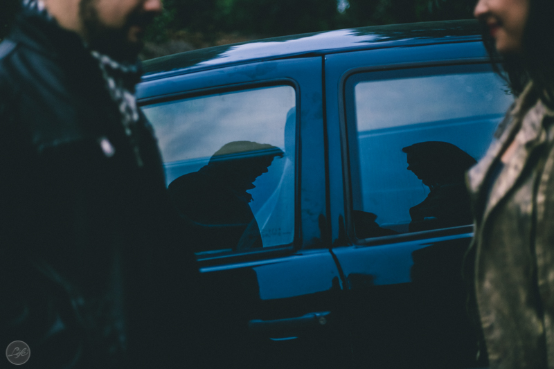 Sessão fotográfica, pré-wedding, fotos de casal, namorados, noivos, natureza, frio, life fotografia, fotografia criativa, ensaio Suzana e David, Capela da Penha, Votorantim, silhueta no carro